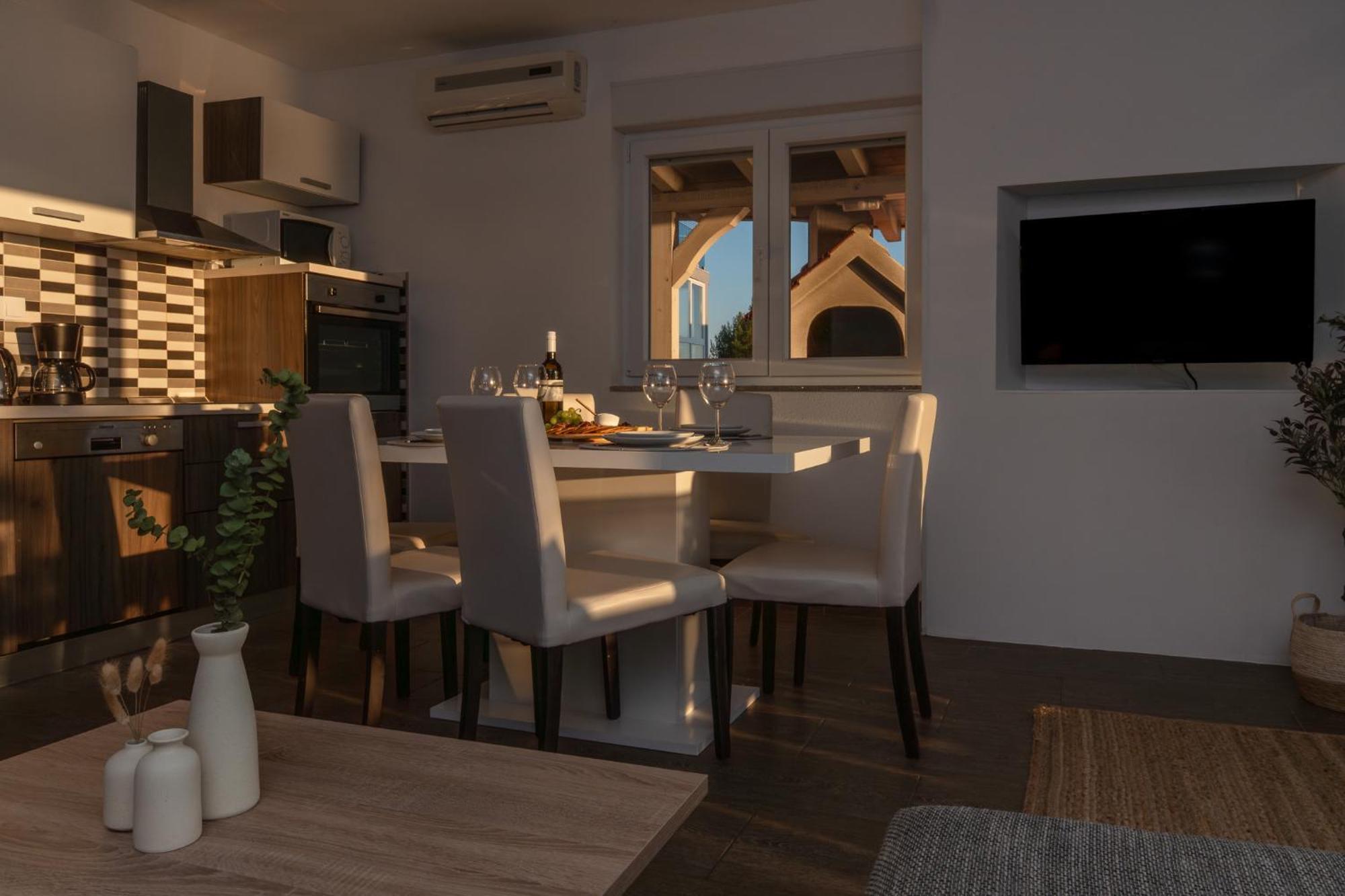 Sunny Hill Apartments With Rooftop Pool Селіна Екстер'єр фото